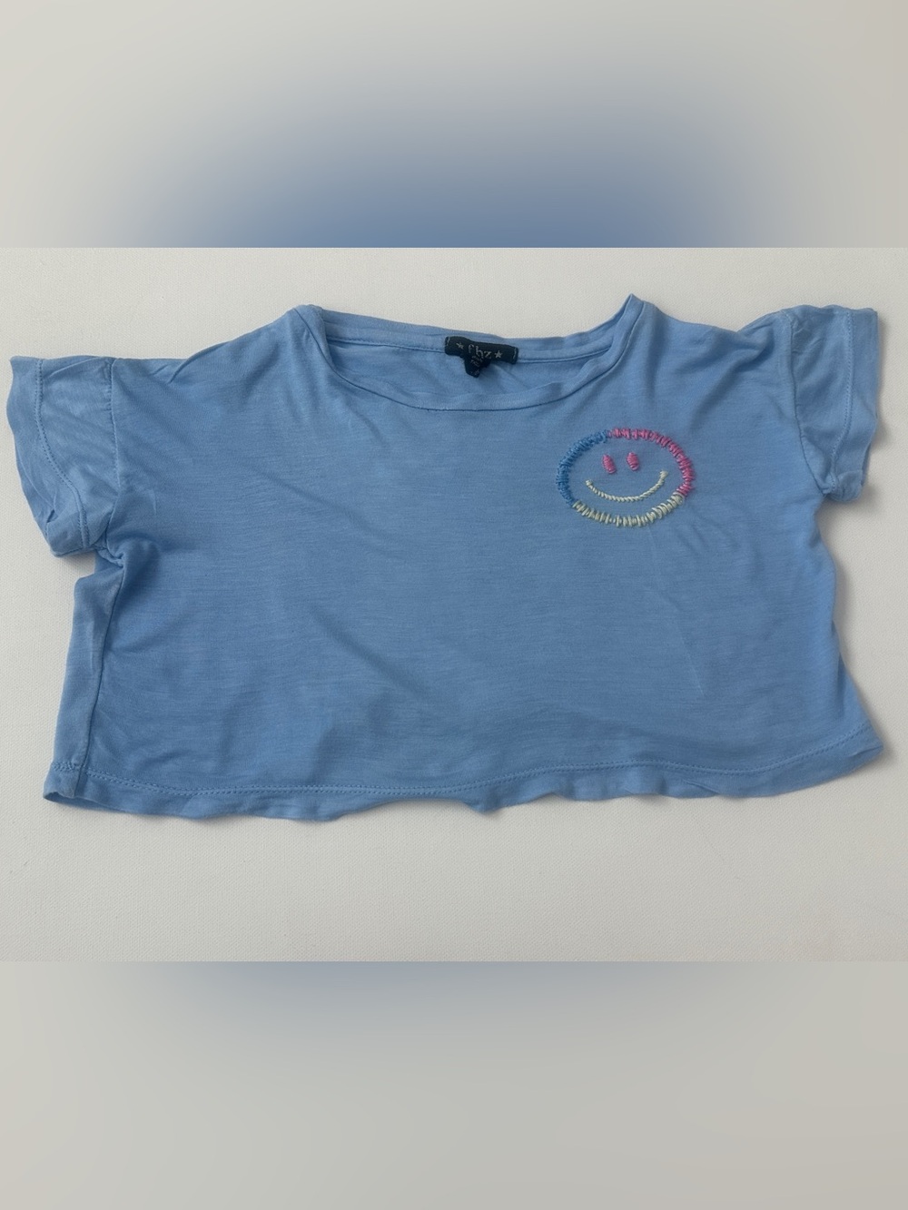 Fbz girl’s Cropped Tee with Rainbow Smile Embroidery.  Size 4T.
